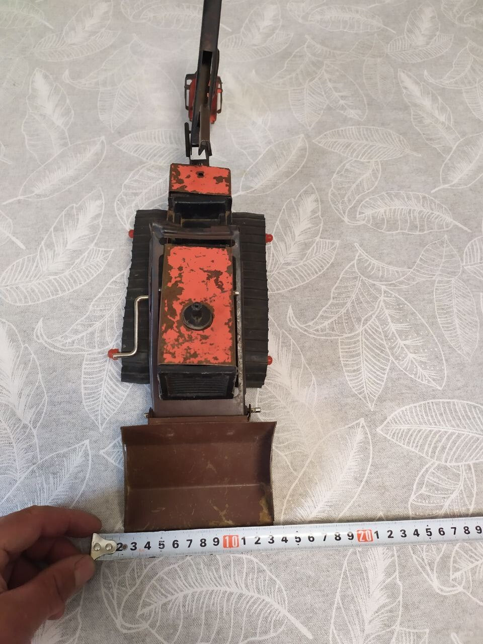 Bottom of the Soviet tin toy with factory emblem and price 4 rubles 50 kopecks – detail 12
