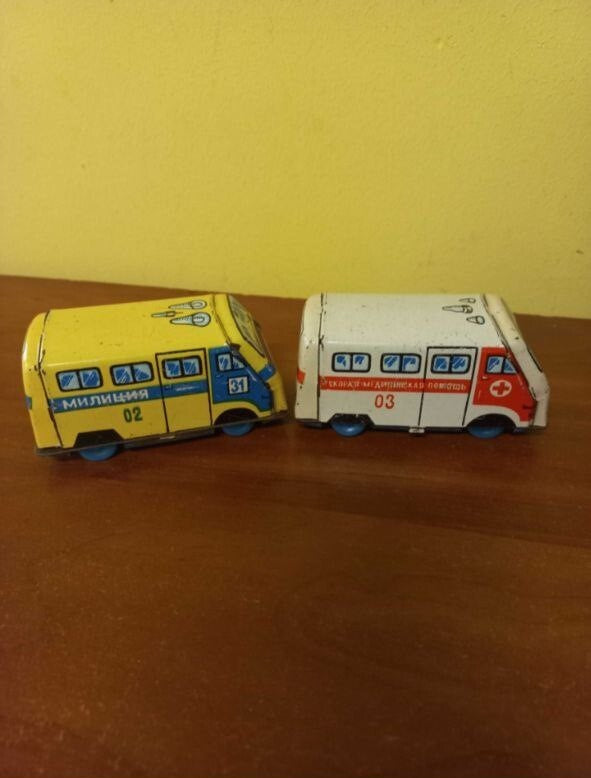 RAF-977 Militia tinplate toy van with Russian lettering – detail 6