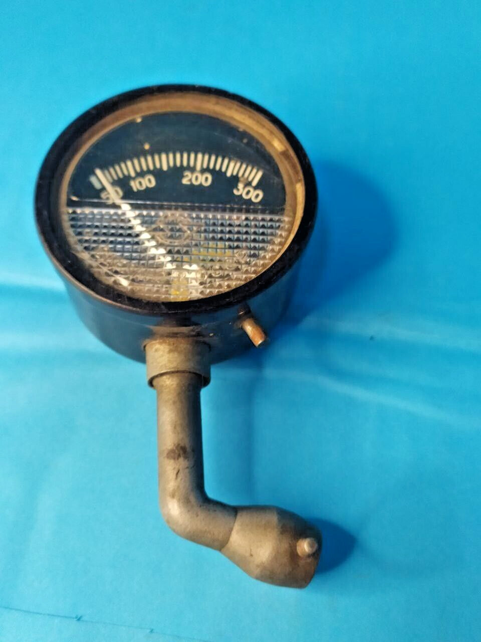 Vintage USSR tire gauge MD-214 white scale on black background – detail 5