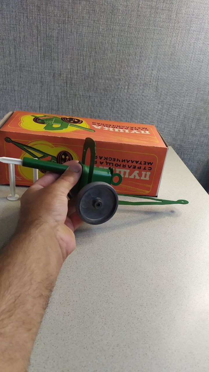 Vintage Soviet toys shooting metal cannon on plastic wheels – detail 5