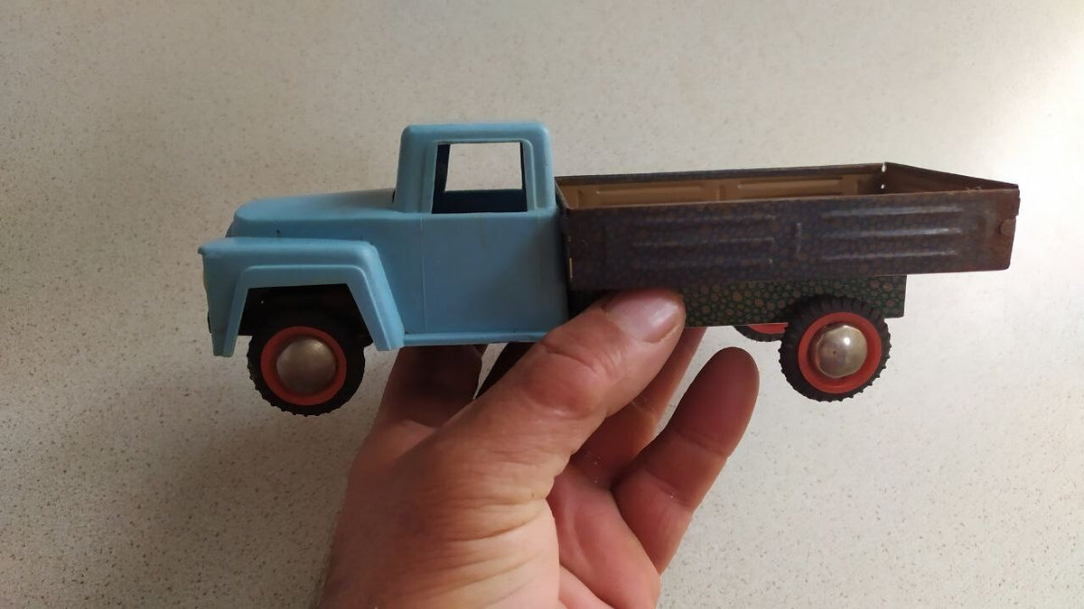 Vintage Soviet toy car with lithographed green pebble-pattern chassis – detail 8