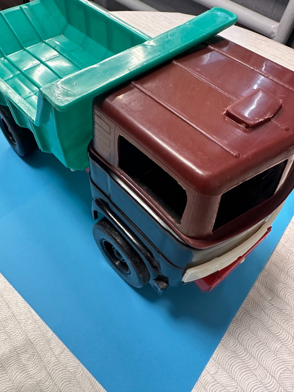 Red steering wheel inside the cab of the USSR toy truck – detail 10