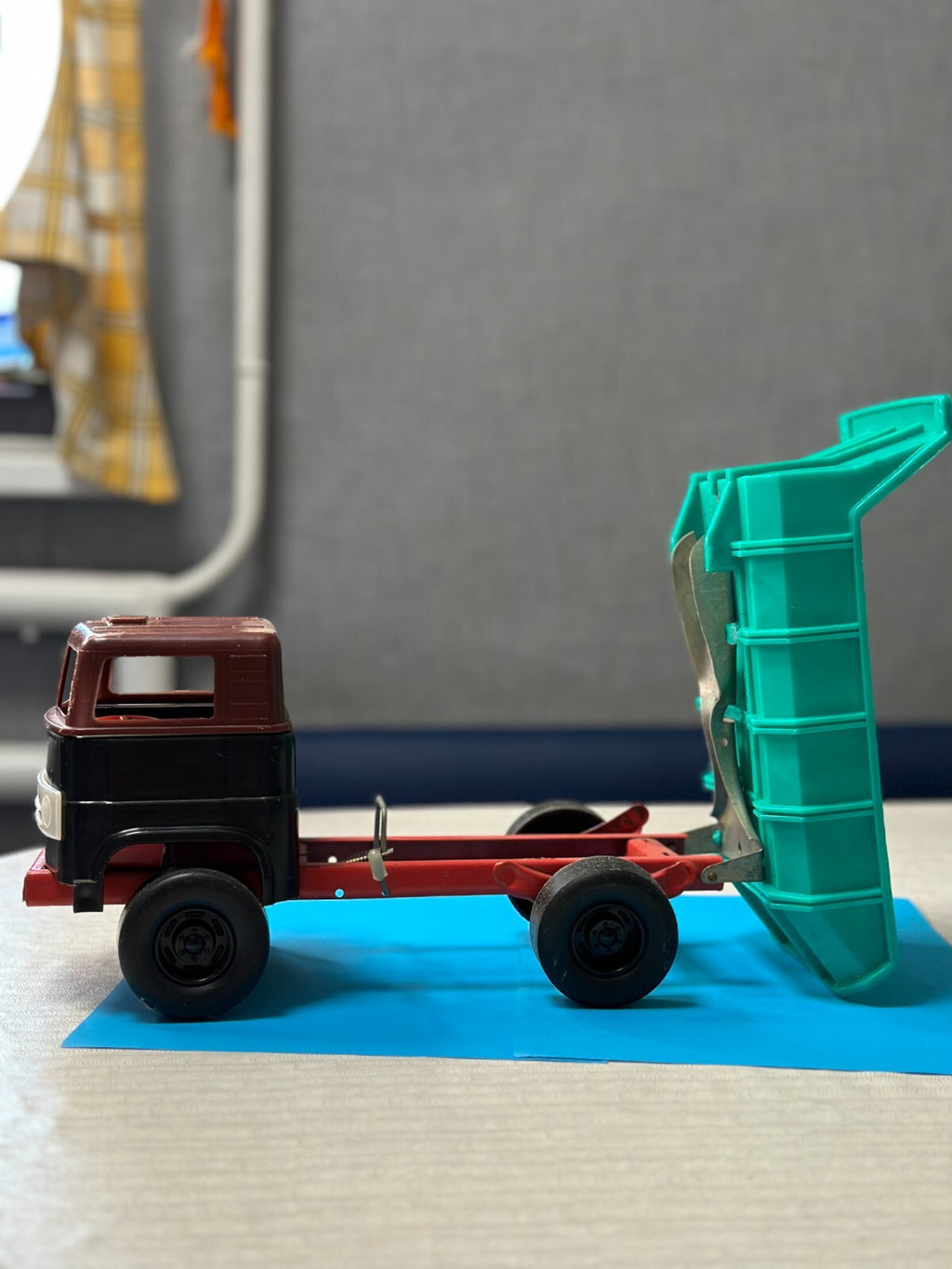 Red steering wheel inside the cab of the USSR toy truck – detail 7