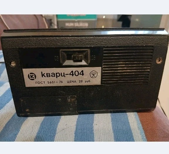 Soviet portable radio Kvarz-404 in black faux-leather carrying case – detail 5