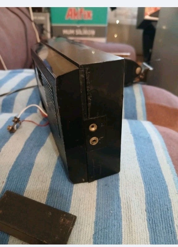 Soviet vintage radio Kvarz-404 with 9V battery compartment – detail 7