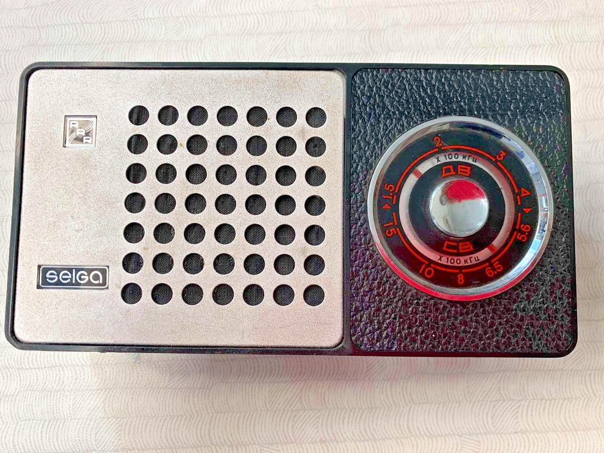 Selga 404 portable radio red and black tuning dial – detail 5