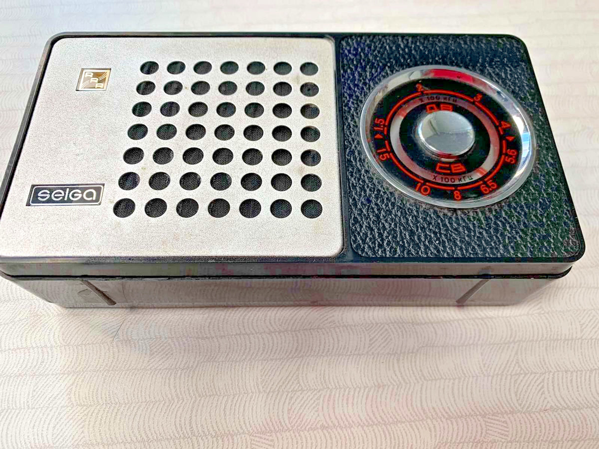 Vintage USSR radio with side volume and power controls – detail 6