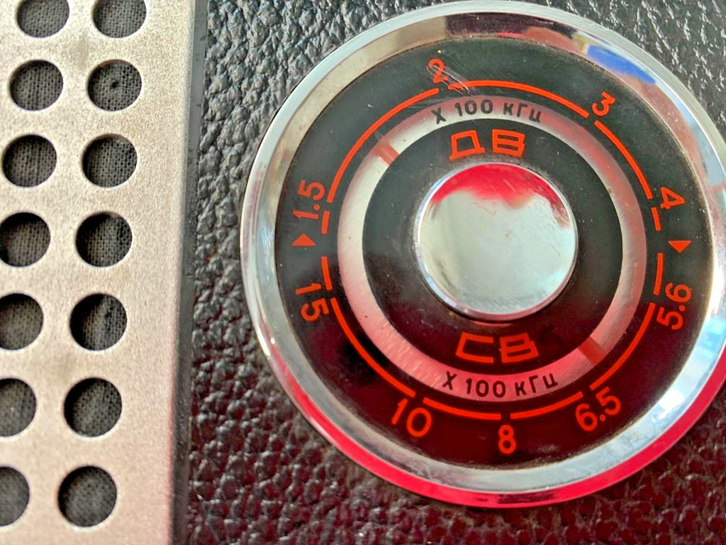 Selga 404 portable radio red and black tuning dial – detail 8