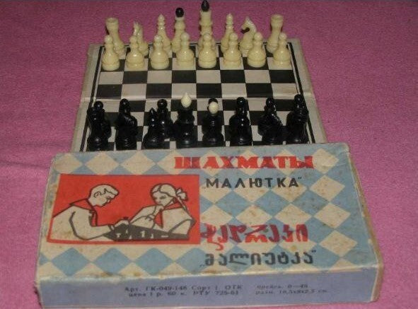 Soviet travel chess set Malyutka in original box with Young Pioneers chess graphics