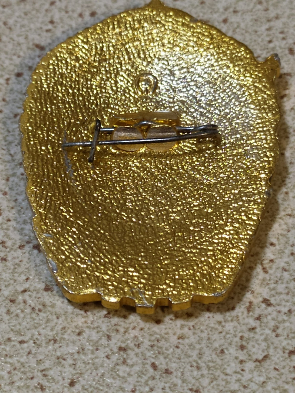 Vintage USSR Udarnik pin medal with hammer and sickle emblem – detail 5