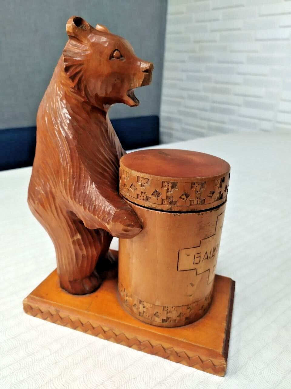 Honey barrel inscribed in Cyrillic with small bee illustration