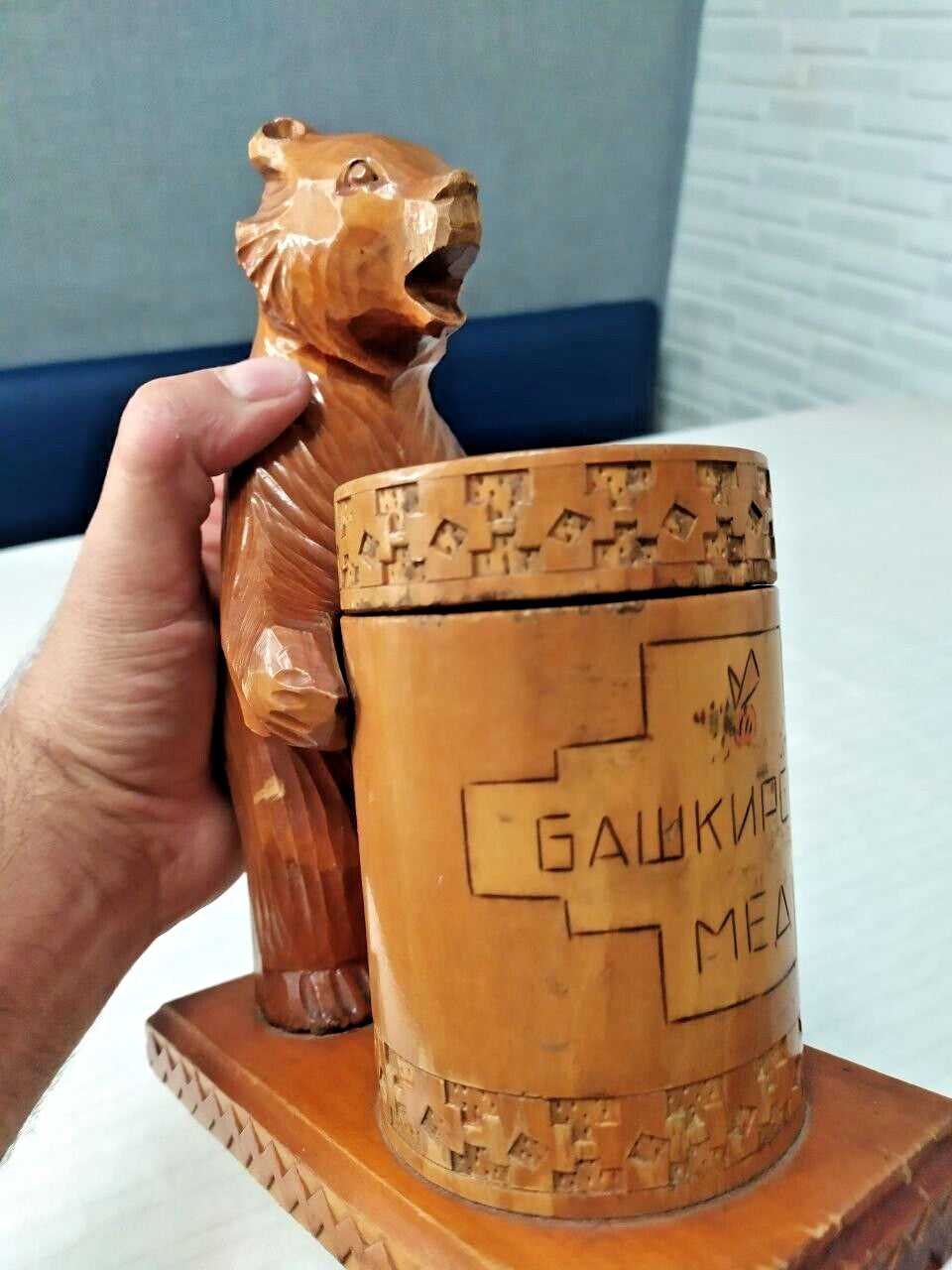 Honey barrel inscribed in Cyrillic with small bee illustration – detail 6