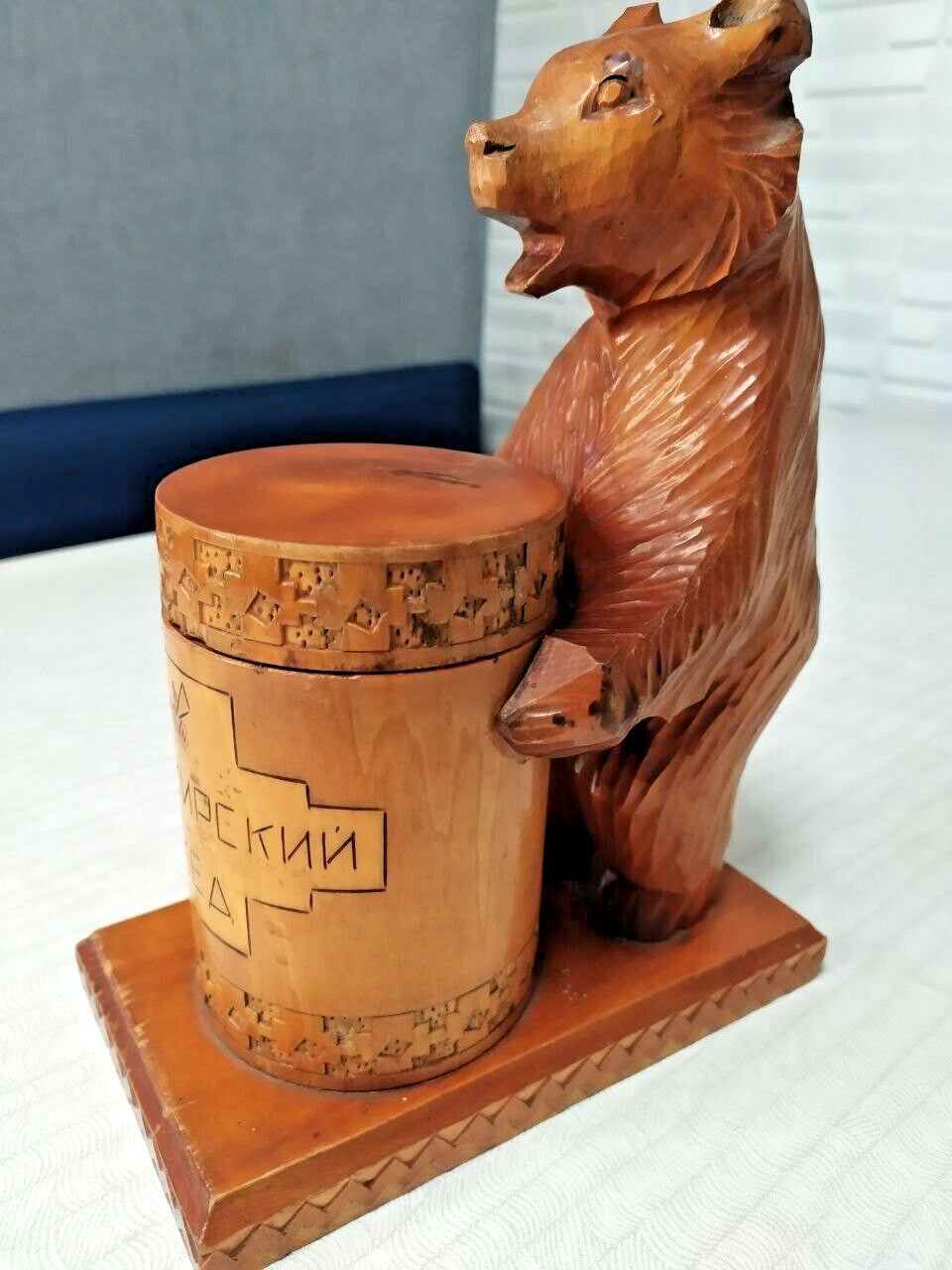 Hand-carved brown bear with textured fur finish on wooden base – detail 8