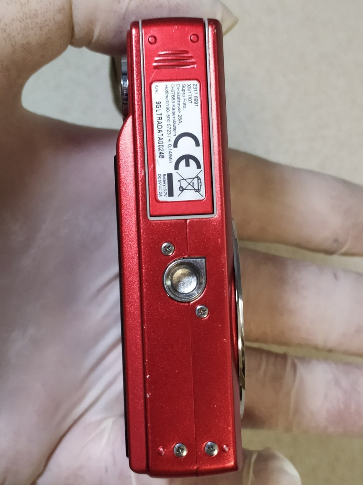 LCD screen with black dots on the red compact digital camera – detail 12