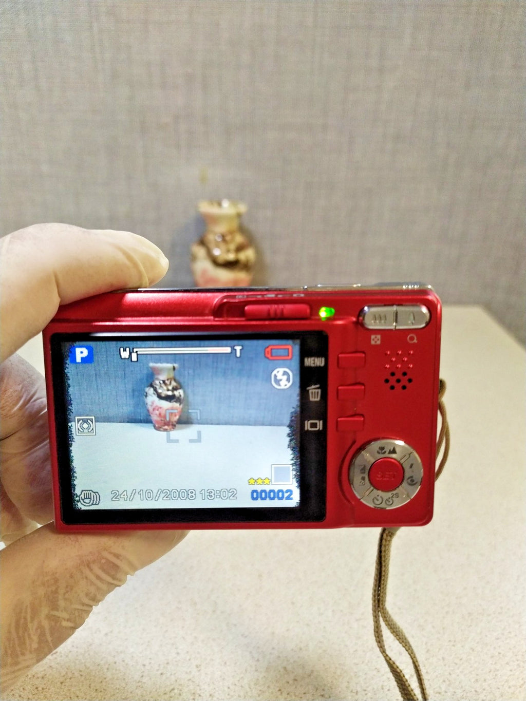 LCD screen with black dots on the red compact digital camera – detail 6