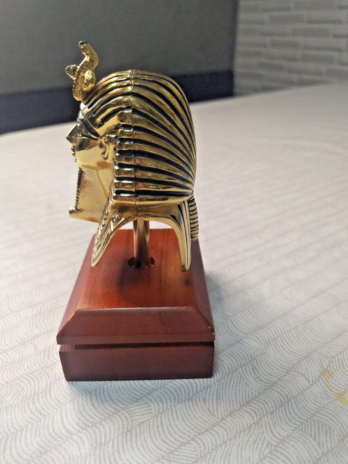 Gold-tone Egyptian pharaoh mask figurine with black recessed accents – detail 5