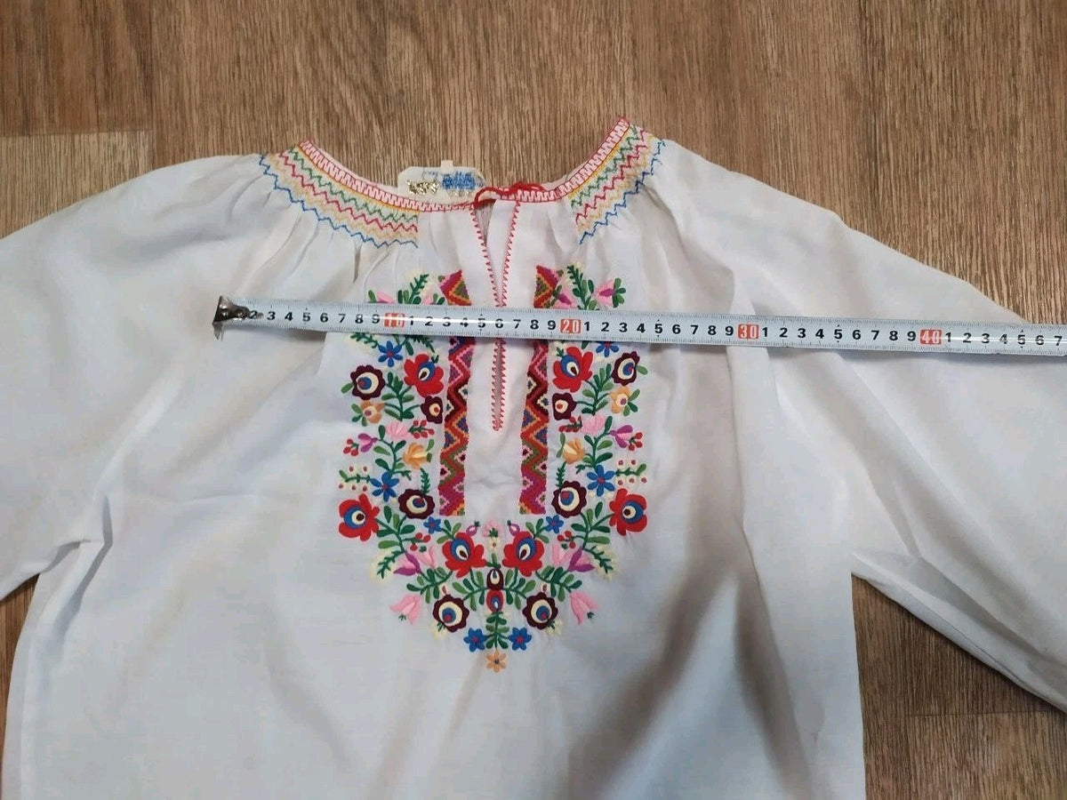 Ukrainian embroidered blouse round neckline with small V-slit – detail 11