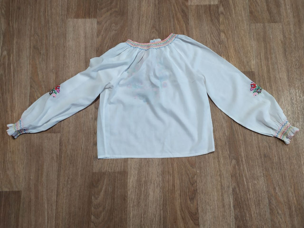 Ukrainian embroidered blouse round neckline with small V-slit – detail 14
