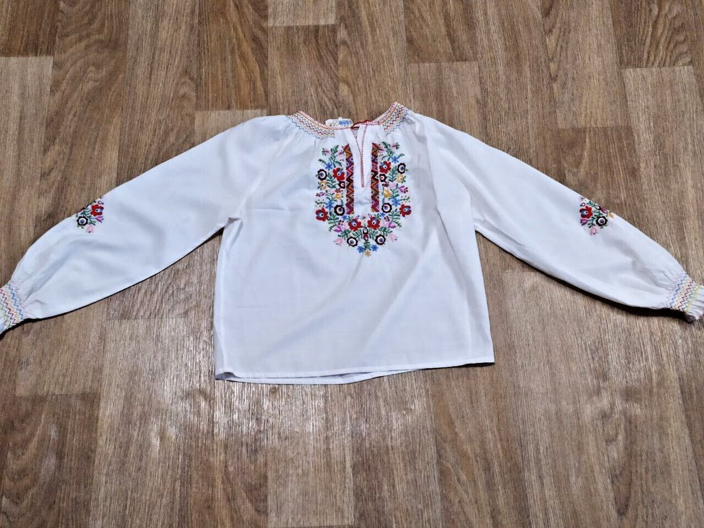Ukrainian embroidered blouse round neckline with small V-slit – detail 5