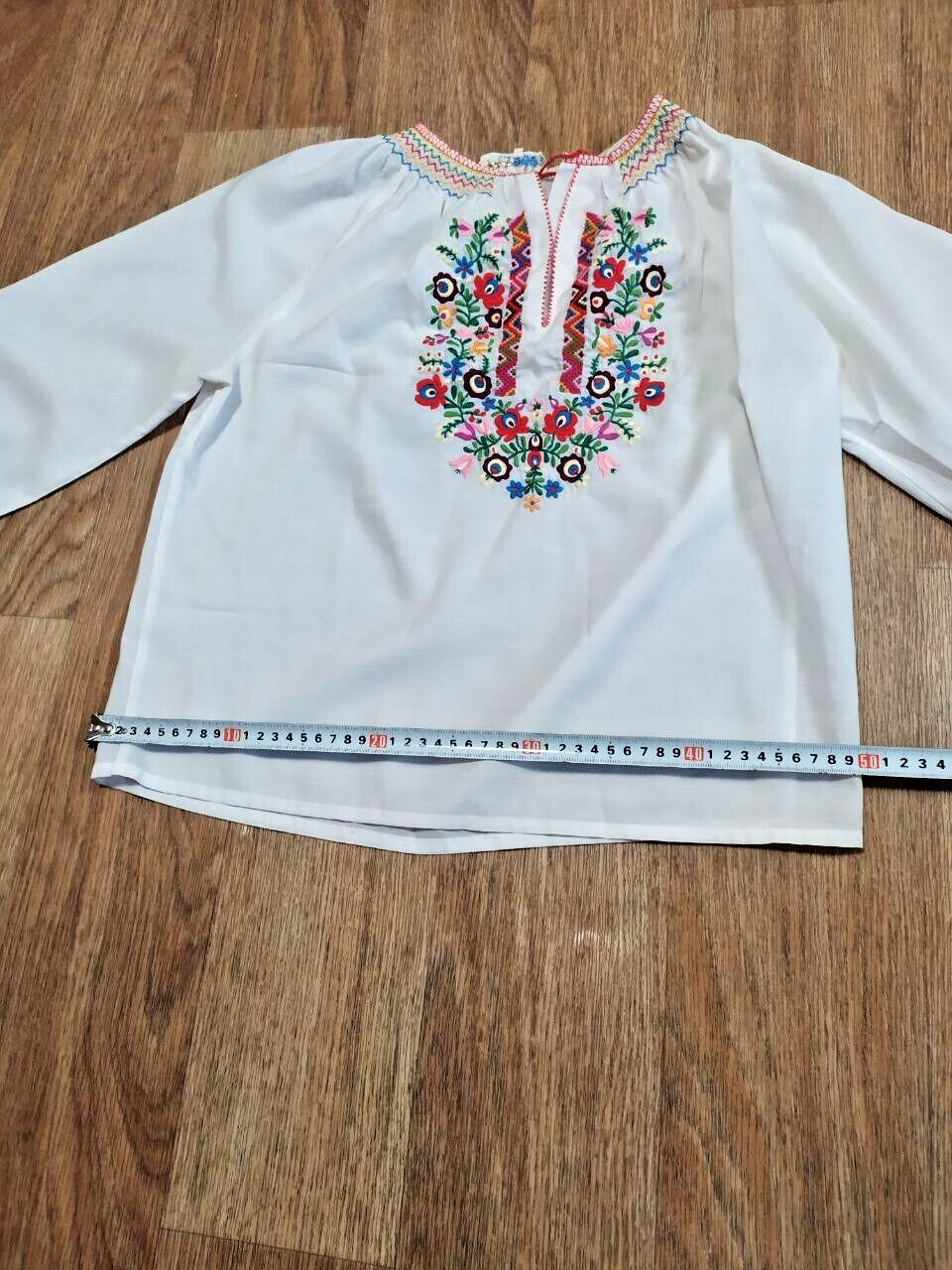 Embroidered shoulders and elastic cuffs on the boho folk shirt – detail 9