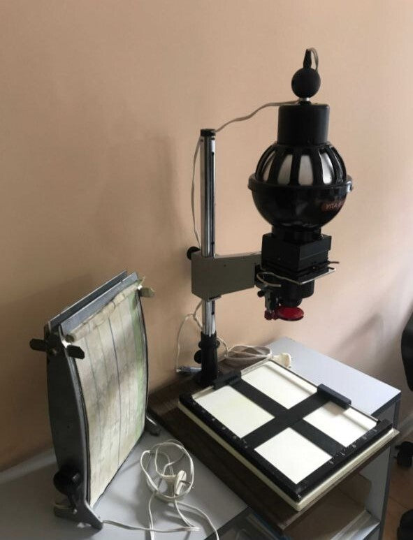 Portable 35mm enlarger negative carrier and easel for photo paper