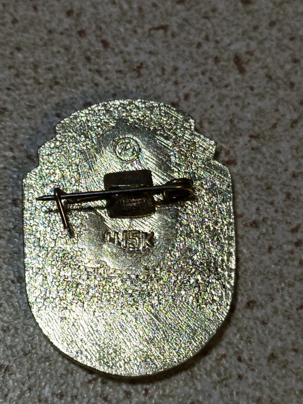 Soviet hammer and sickle pin badge from the October Revolution anniversary – detail 5