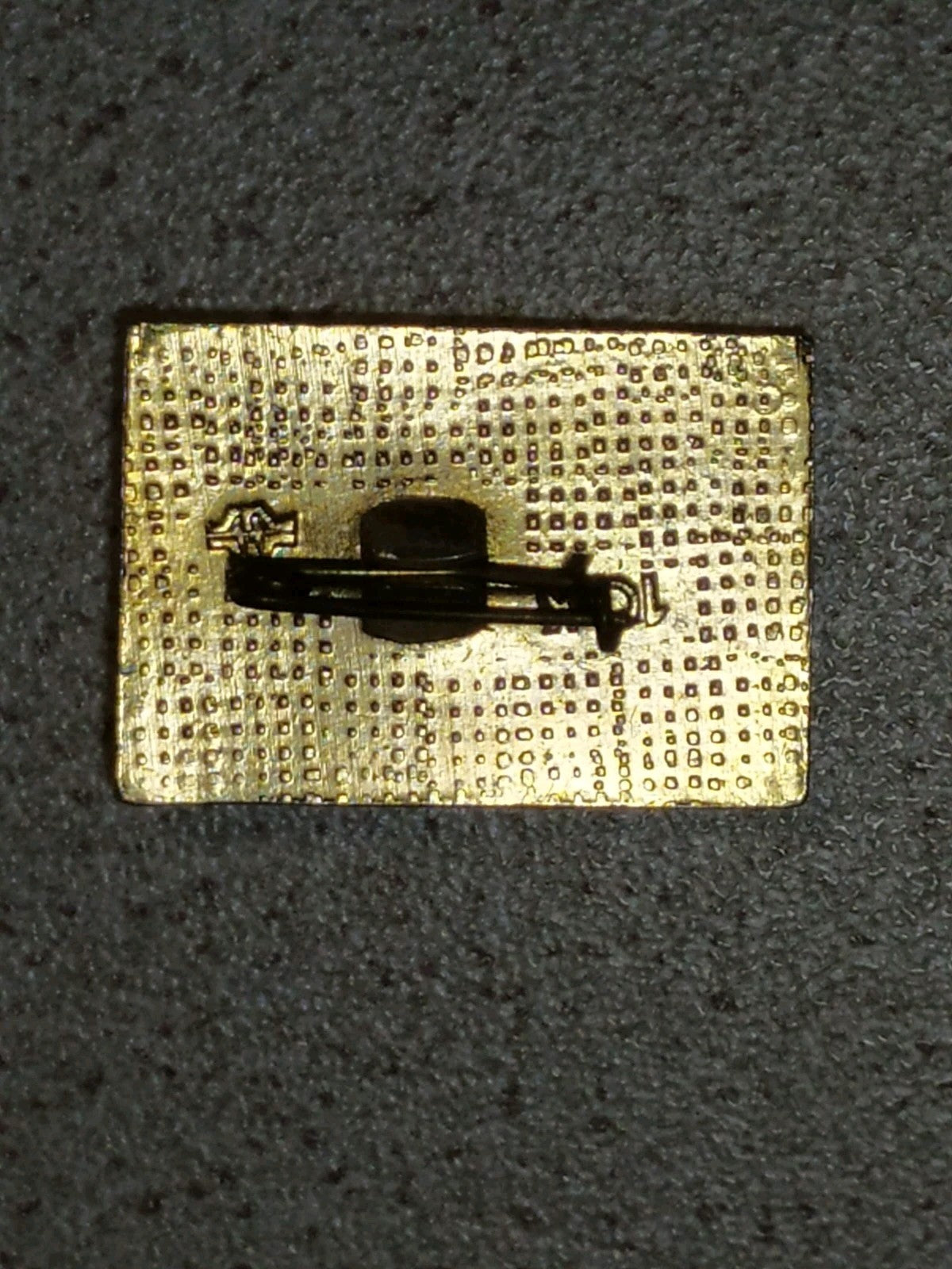 Vintage Soviet pin marked 1917-1977 with a flag – detail 5