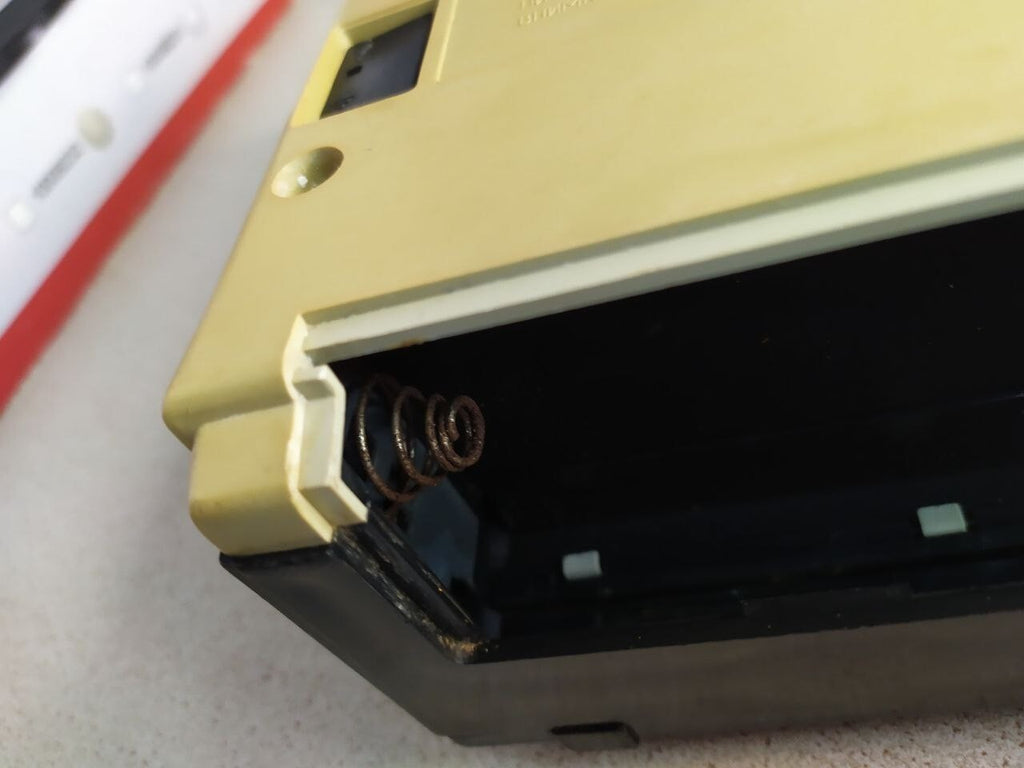 VEF 214 radio back panel and battery compartment – detail 7