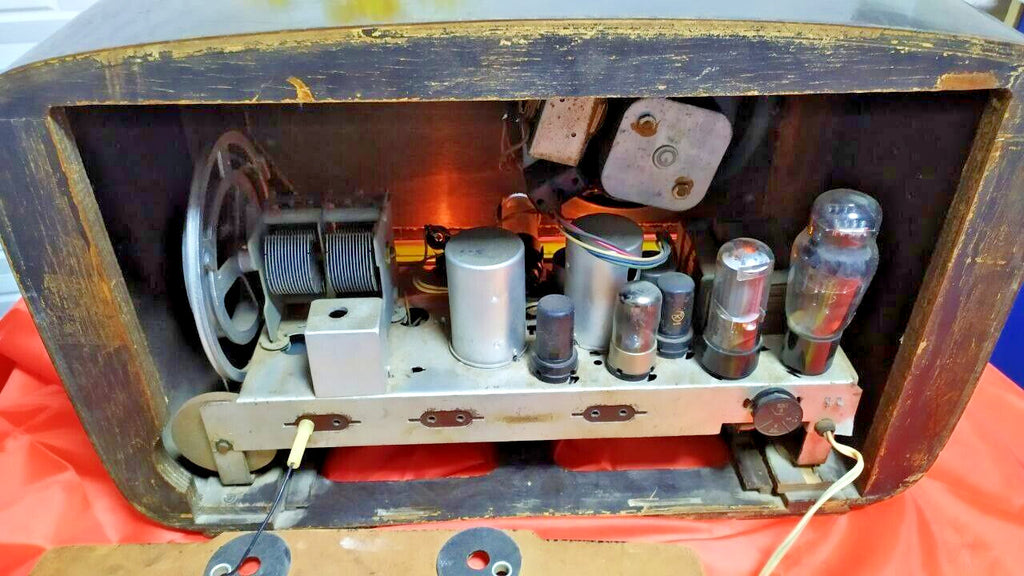 Nu, Pogodi! Wolf decal on the front of the Soviet tube radio – detail 16