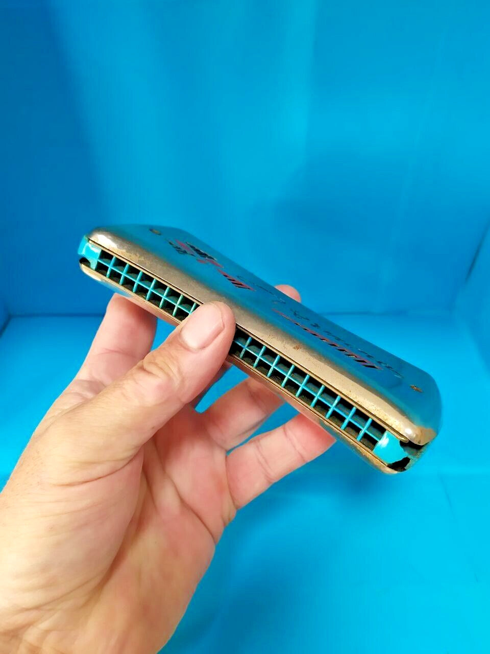 Blue plastic comb of the double-sided tremolo harmonica with small corner chip – detail 12