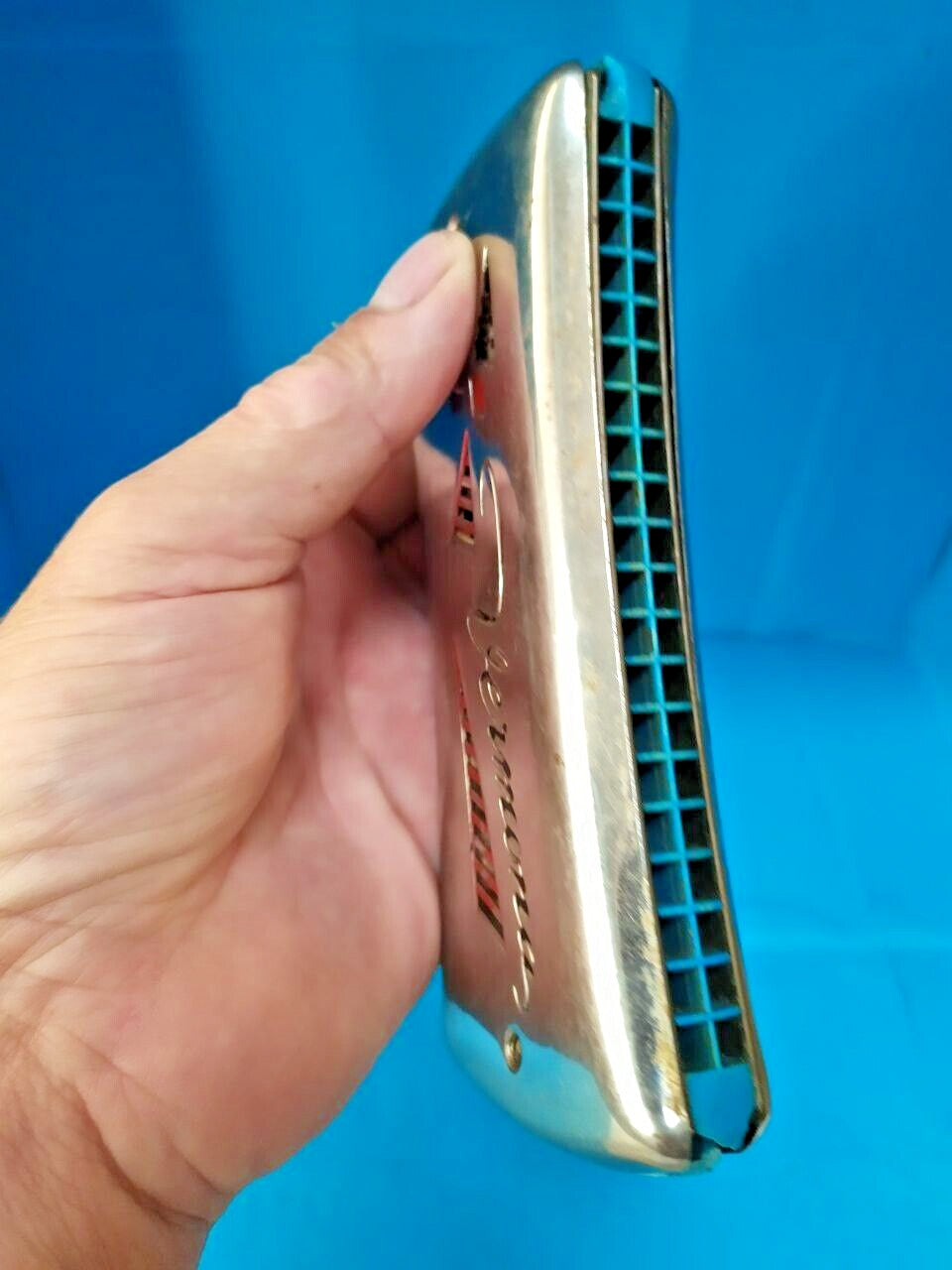 Blue plastic comb of the double-sided tremolo harmonica with small corner chip – detail 15