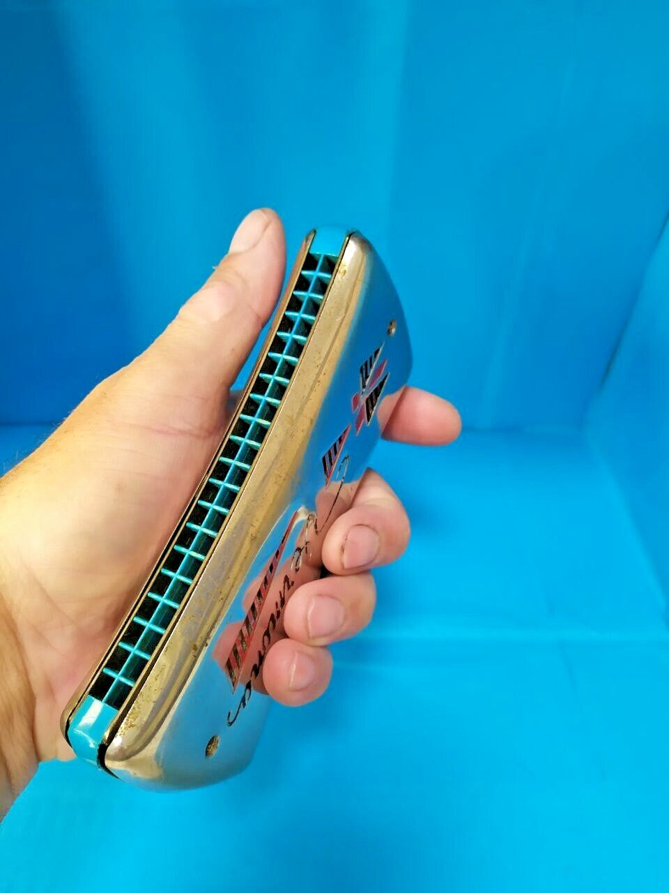 Blue plastic comb of the double-sided tremolo harmonica with small corner chip – detail 18