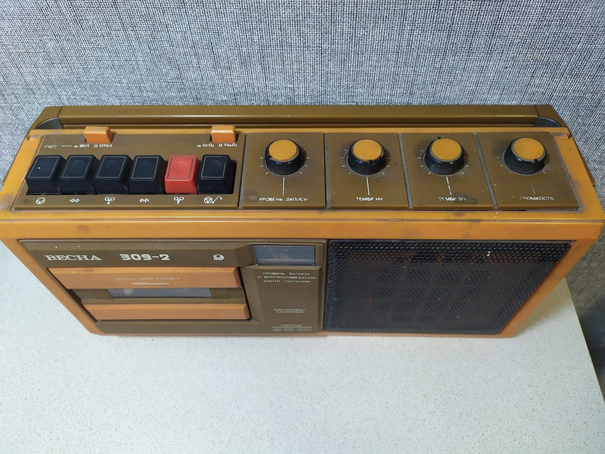 Vesna 309-2 control knobs for recording level, tone and volume