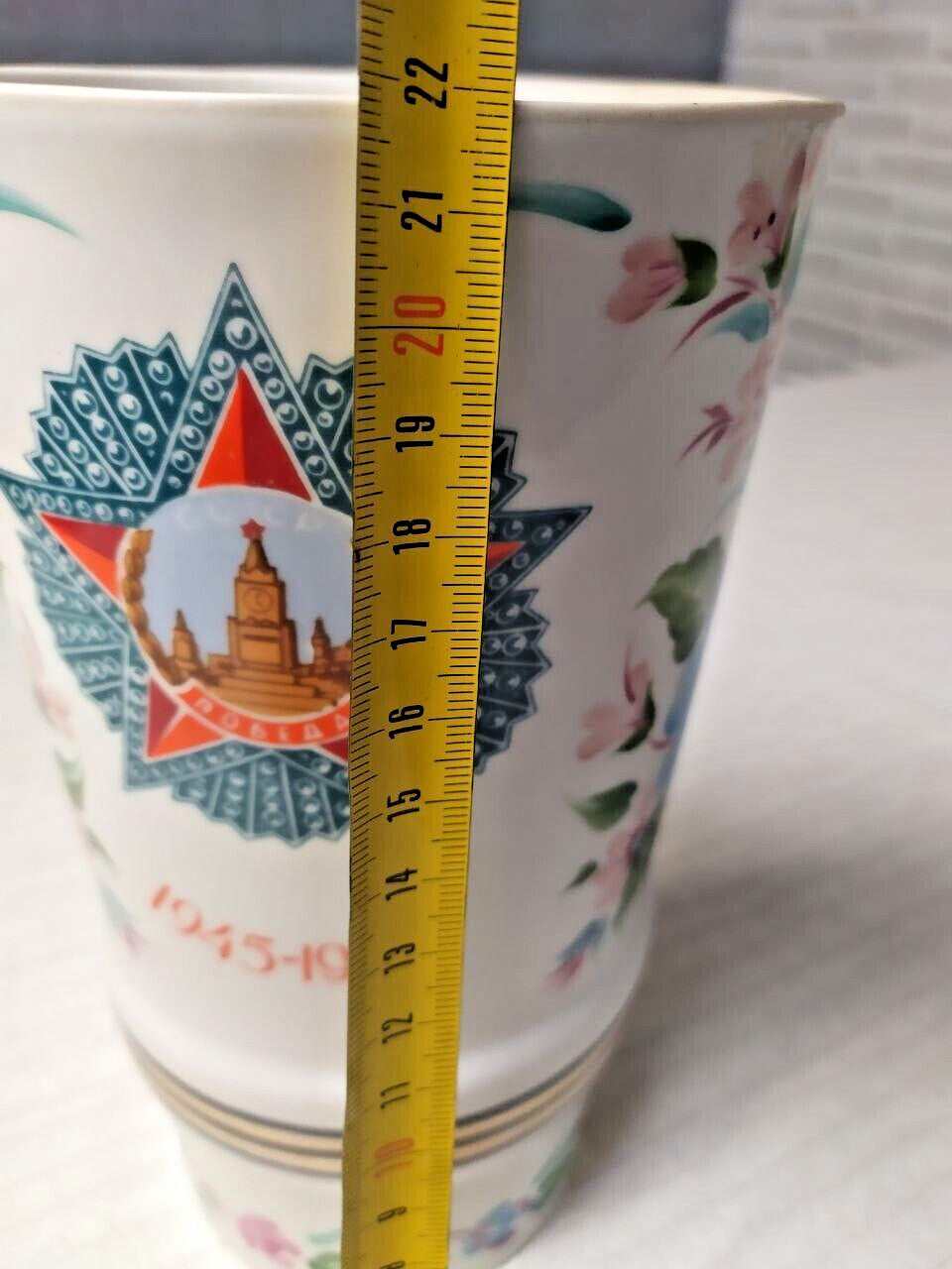 Soviet Order of Victory motif with Spasskaya Tower on commemorative porcelain vase – detail 14