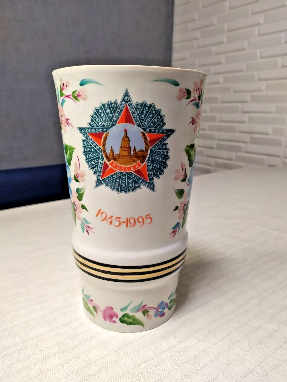 Soviet Order of Victory motif with Spasskaya Tower on commemorative porcelain vase – detail 8