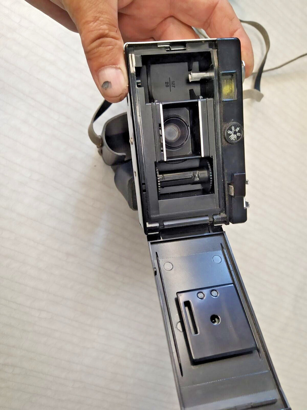 Vilia camera with black textured body and silver bottom plate – detail 11