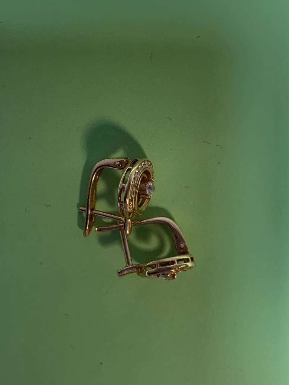 583 gold earrings close-up showing the classic design – detail 11