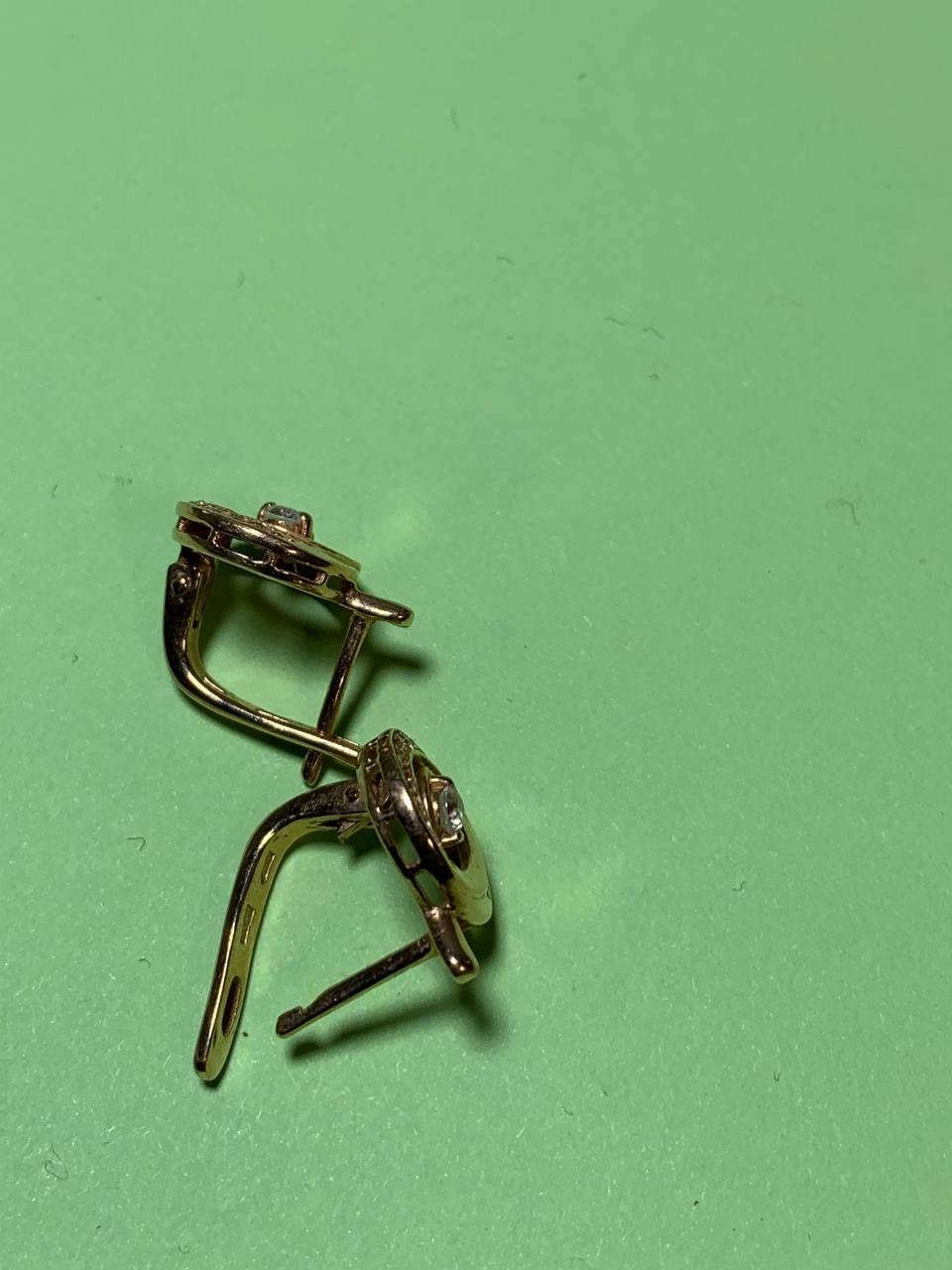 583 gold earrings close-up showing the classic design – detail 5