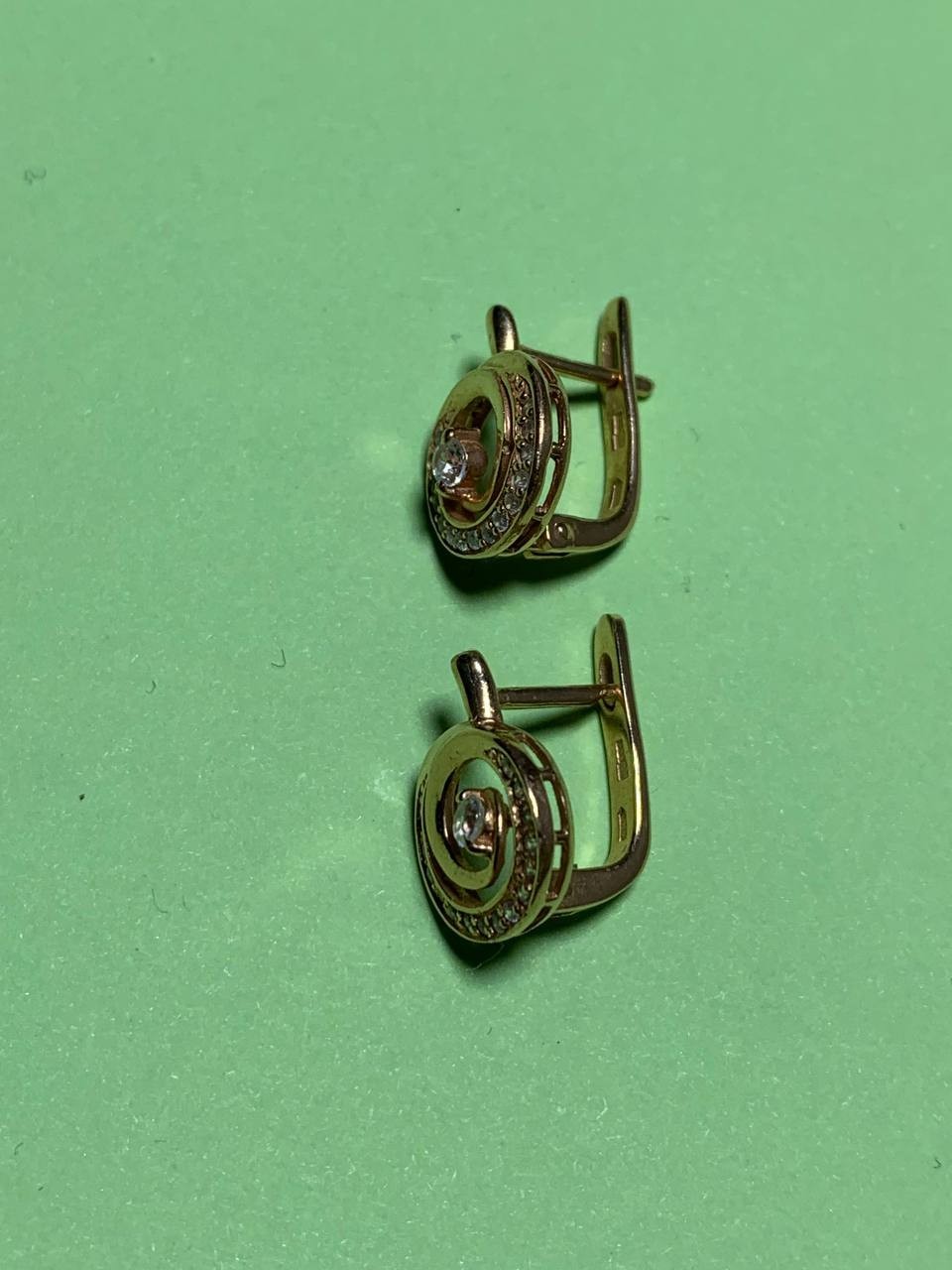 583 gold earrings close-up showing the classic design – detail 8