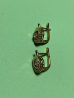 583 gold earrings close-up showing the classic design – detail 8
