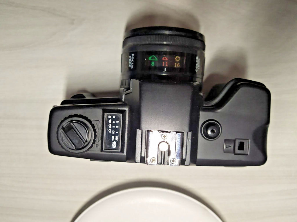 Point and shoot film camera kit with soft case, lens cap and lens hood – detail 12