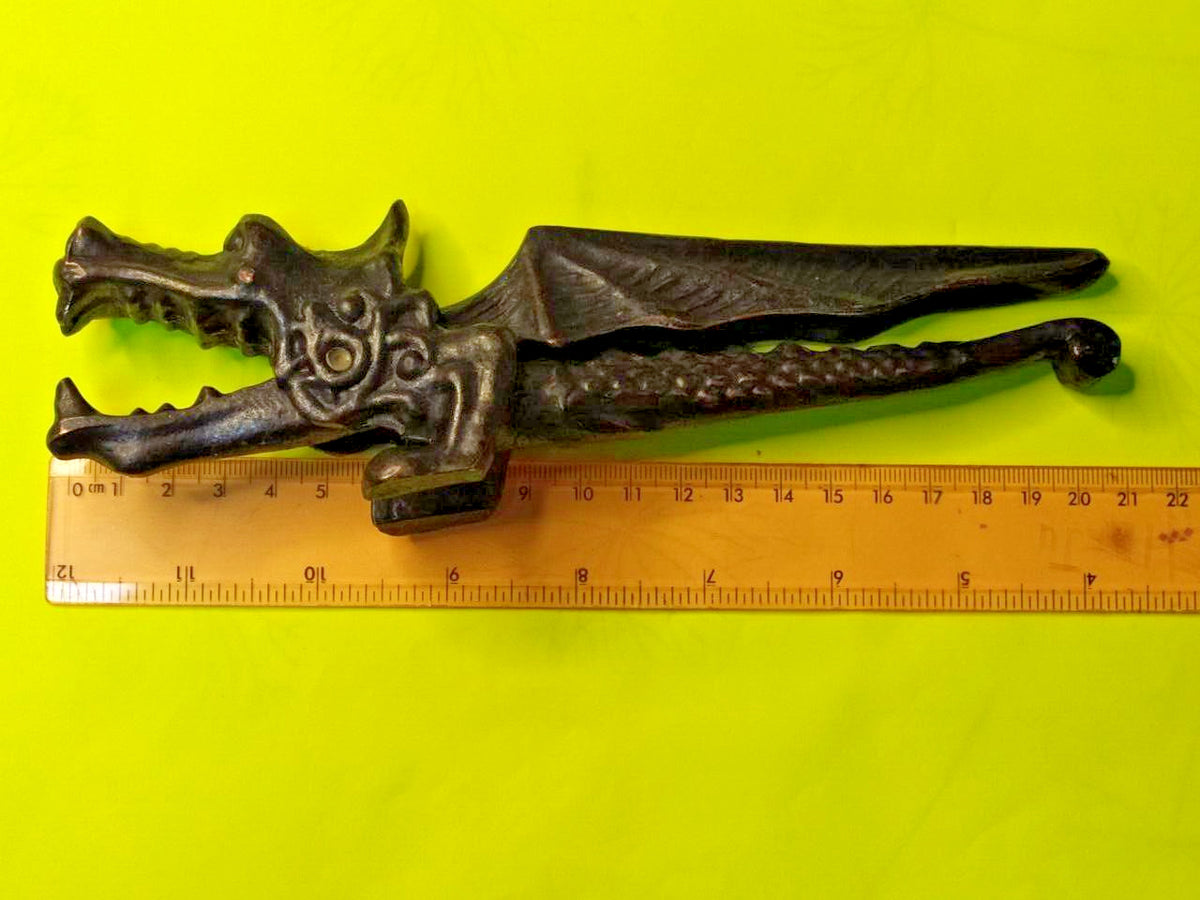 Dragon figurine nutcracker measured at about 20 cm long – detail 10