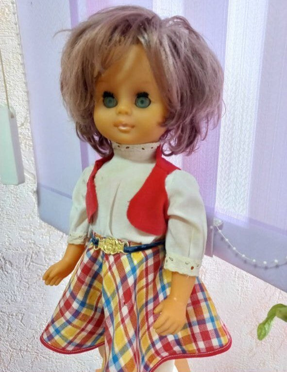 GDR toys: rooted ash-toned hair of the 45 cm vinyl doll