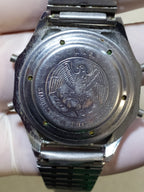 Vintage 1980s digital watch with stainless steel expandable bracelet – detail 12