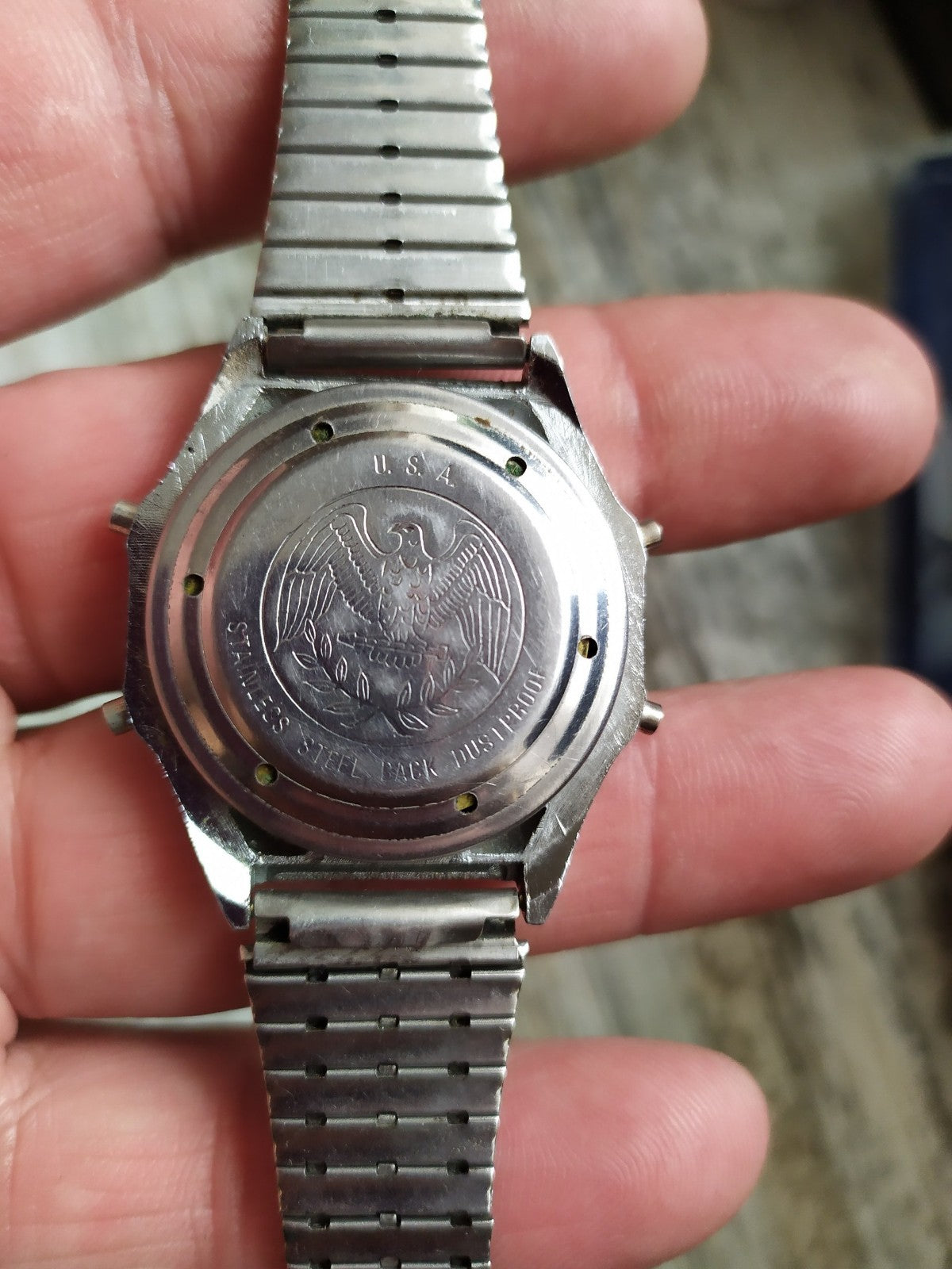Vintage 1980s digital watch with stainless steel expandable bracelet – detail 6