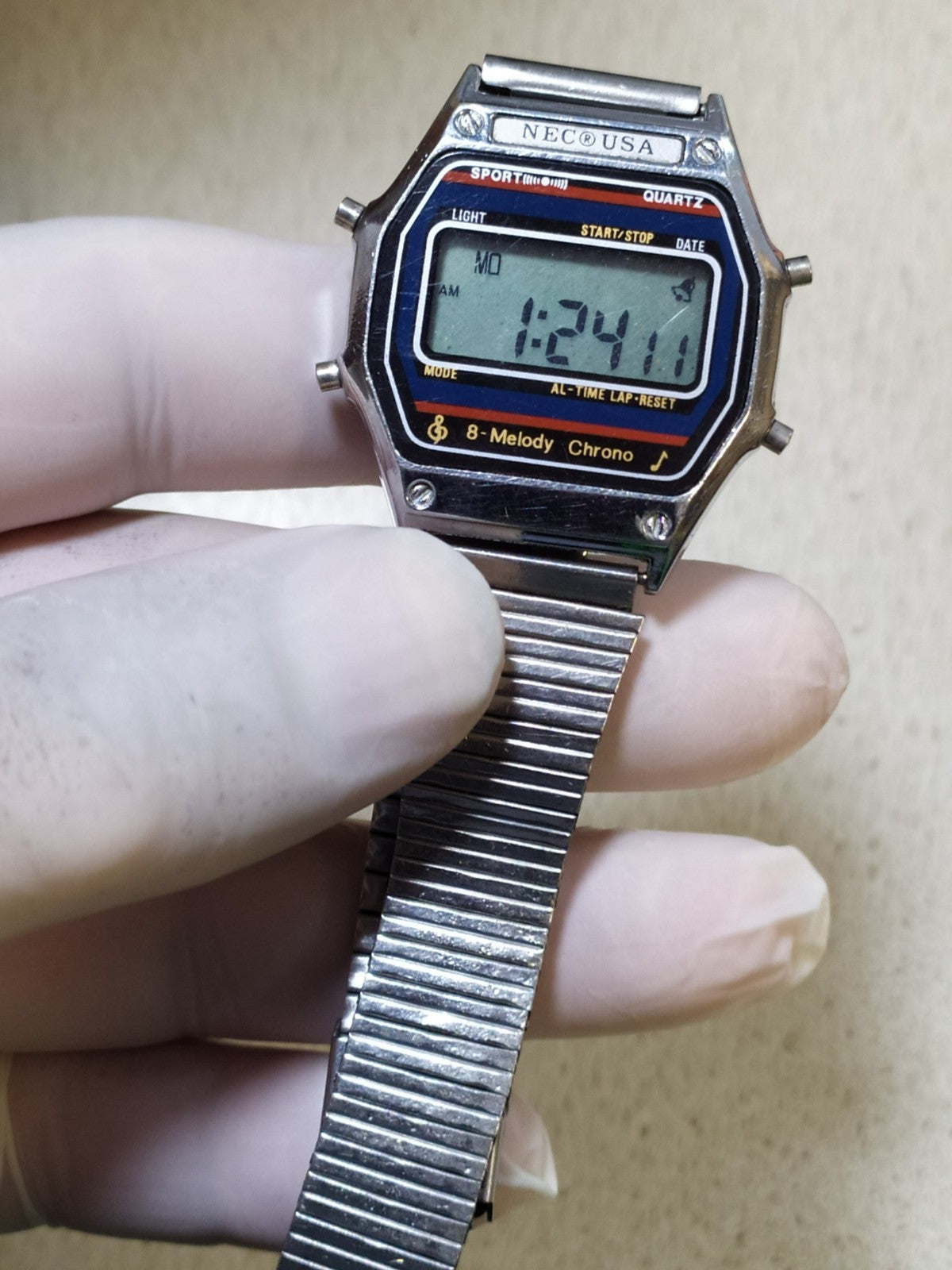 Vintage 1980s digital watch with stainless steel expandable bracelet – detail 9