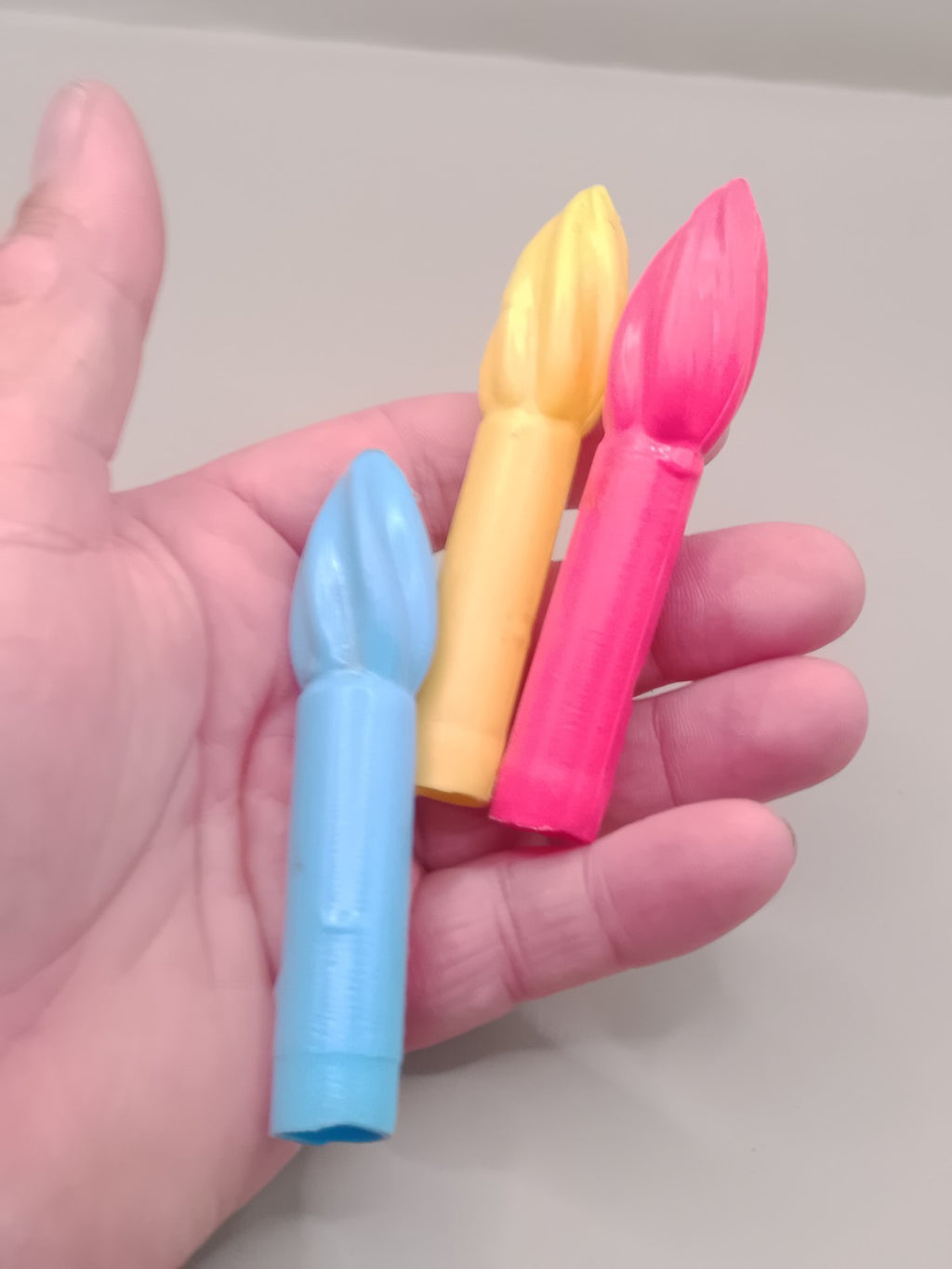 Fluted vintage plastic caps in blue, pink and yellow, mixed lot
