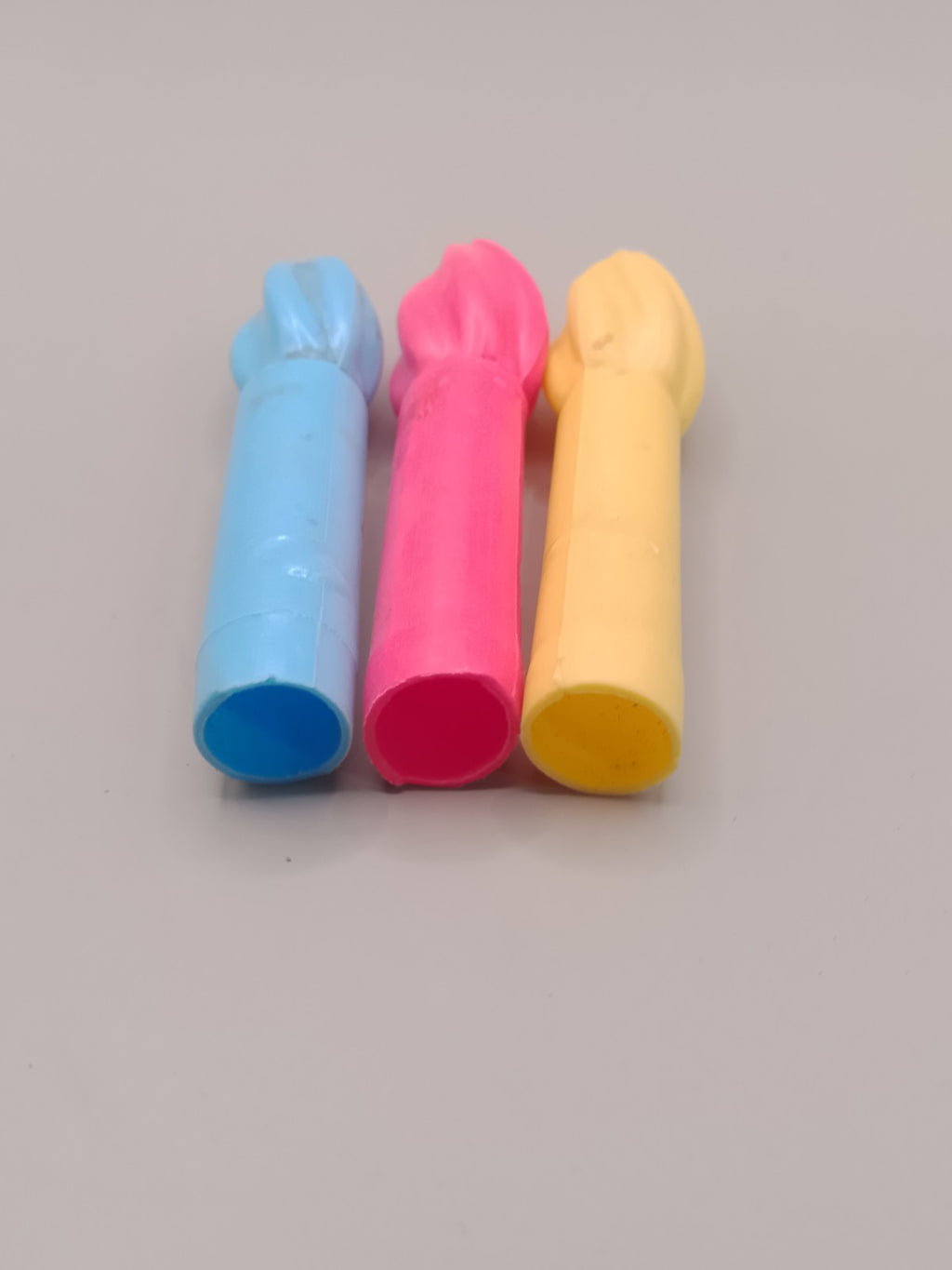 Fluted vintage plastic caps in blue, pink and yellow, mixed lot – detail 5