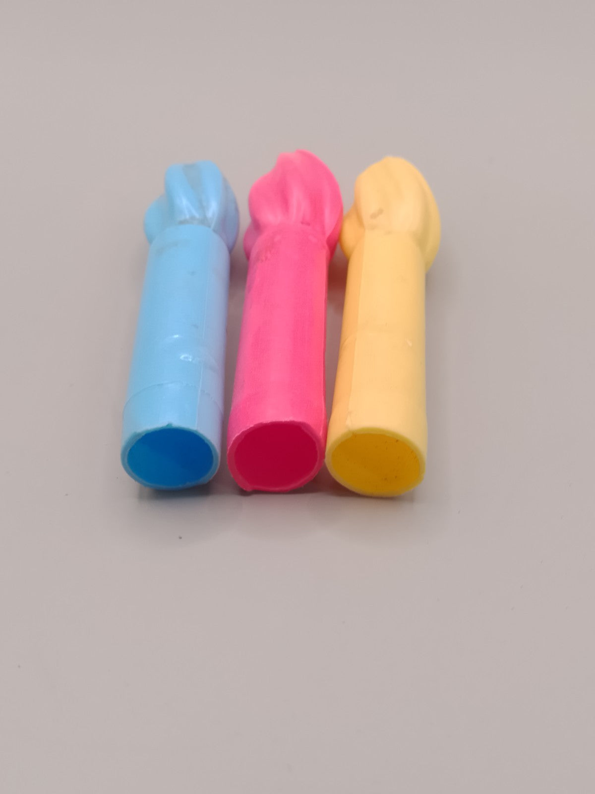 Fluted vintage plastic caps in blue, pink and yellow, mixed lot – detail 5