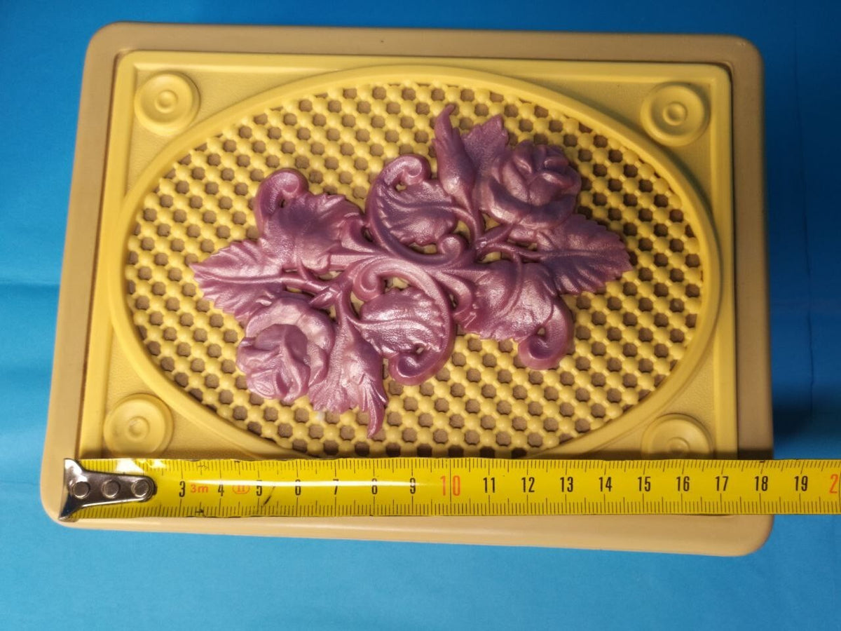 Retro plastic trinket case with raised floral arrangement on the lid – detail 5